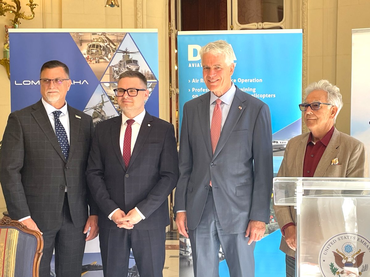 USEmbassyPrague's tweet photo. „Gratuluji americké společnosti @EnstromHeli k podpisu předběžné dohody se společností LOM Praha a @DSA_cz o vybudování servisního centra vrtulníků Enstrom v České republice. Díky této dohodě Česká republika posílí svou pozici regionálního centra a zároveň pomůže rozšířit přístup amerických vrtulníků na trh. Další příklad toho, jak podnikání přispívá k prosperitě 🇨🇿 a 🇺🇸!“ #AmbMerrick 
#Prosperita250