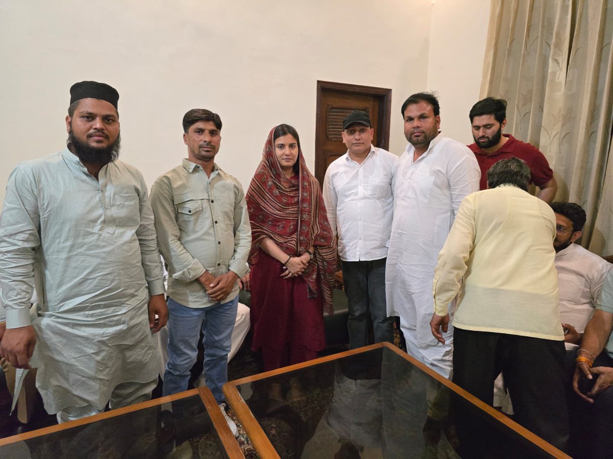 ChTajvej's tweet photo. आदरणीय mp साहिबा se @samajwadiparty कार्यकर्ताओं की मुलाकात कराई।
@yadavakhilesh #thanabhawan
#shareefpradhanji https://t.co/EpAngSFRXk