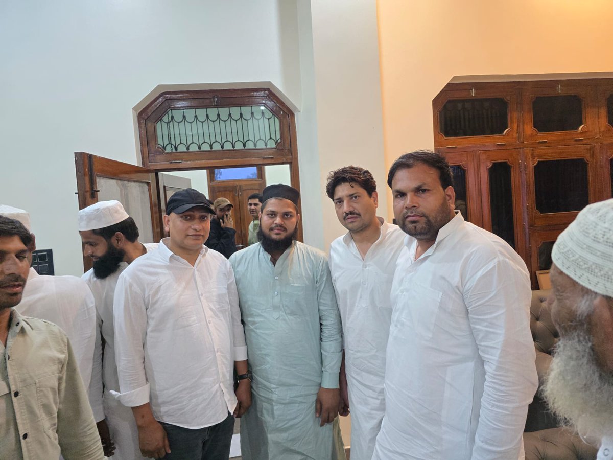 ChTajvej's tweet photo. आदरणीय mp साहिबा se @samajwadiparty कार्यकर्ताओं की मुलाकात कराई।
@yadavakhilesh #thanabhawan
#shareefpradhanji https://t.co/EpAngSFRXk