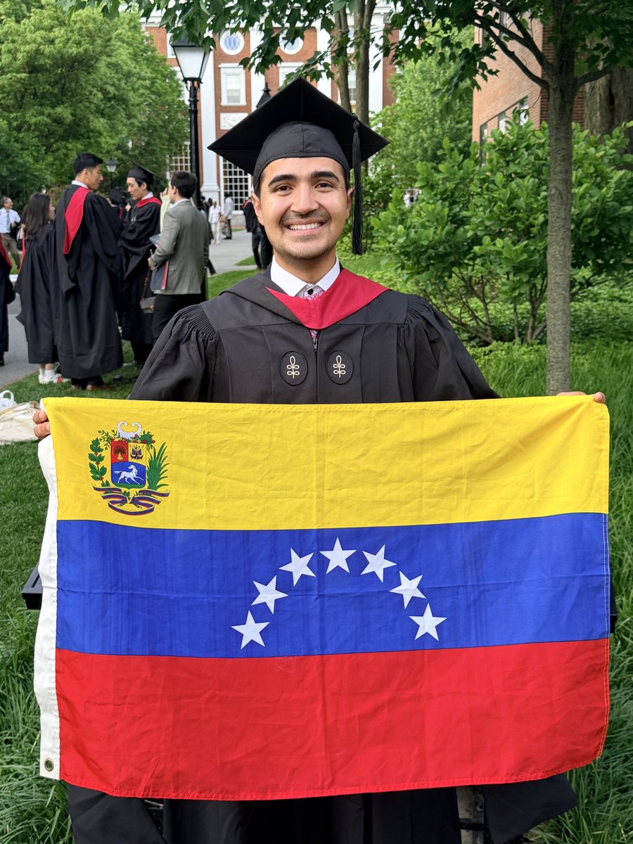 Comecricri's tweet photo. Un venezolano alcanza el máximo reconocimiento académico que otorga Harvard Business School.

Juan Andrés Ellis Ochoa ha culminado sus estudios de MBA en la Harvard Business School obteniendo el título de Baker Scholar, el más alto honor académico de la institución, reservado exclusivamente al 5% superior de la clase. Este reconocimiento distingue un rendimiento académico excepcional y sostenido, que refleja profundo dominio intelectual, sobresaliente capacidad analítica y destacada participación en el riguroso método del caso de Harvard.
Previamente, se graduó con Summa Cum Laude en Economía y fue electo miembro de Phi Beta Kappa en Columbia University. Inició su carrera en BNP Paribas Securities Corp. y posteriormente se incorporó a Evercore, una de las firmas más prestigiosas del mundo en banca de inversión y asesoría financiera estratégica para grandes corporaciones y fondos de inversión. Durante su primer año en Harvard, recibió una oferta para incorporarse a tiempo completo a Evercore tras su graduación, cargo que asumirá en agosto de 2026.
Esta es la verdadera cara de Venezuela: una nación de extraordinaria capacidad humana, talento y resiliencia. Juan Andrés representa la esperanza y la base sólida para la reconstrucción de un país que sigue brillando a través de sus jóvenes.