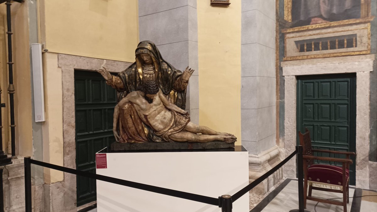 angustiasva's tweet photo. La PIEDAD del retablo está de vuelta.

De regreso, tras su participación en la exposición "Esperanza" de las edades del hombre, la Piedad que corona el retablo de nuestra penitencial permanecerá durante unos días expuesta a la contemplación y veneración de fieles y visitantes. https://t.co/w6eaVMzLIK