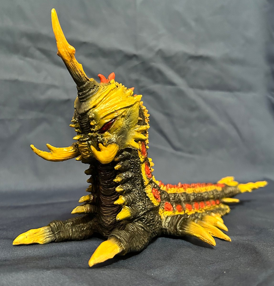 J8DNPrgUIuD5ySY's tweet photo. 破壊の魔獣　バトラ(幼虫)完成しました。
ゴジラvsモスラの映画を観てこの顔と鱗がかっちょ良いなぁ〜。と思い製作しました。塗装に関しては顔を何度かエアブラシで吹き直し吹き直ししてやっとのこさ良い感じ？に出来ました。
#ゴジラ
#ゴジラvsモスラ
#バトラ
#破壊の魔獣バトラ https://t.co/BjEcvlQ5Jx