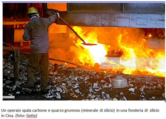 climacritic's tweet photo. Dall’inizio del 1900, il “metallo” di silicio viene ridotto dal quarzo utilizzando carbonio in forni ad arco sommerso, ciascuno alimentato con elettricità (fino a 45 megawatt di potenza).
Perché abbiamo bisogno di bruciare carbone per produrre energia solare fotovoltaica?

Il silicio puro (Si) non può essere trovato da solo in natura. Deve essere estratto dal quarzo (SiO2) utilizzando carbonio (C) e calore (da un arco elettrico) nel processo di riduzione “carbotermico” detto fusione (Si02 2C = Si 2CO) 
Diverse fonti di carbonio vengono utilizzate come riducenti nell'impianto di fusione del silicio, che richiede circa 20 MWh/t di elettricità e rilascia CO - con conseguente produzione fino a 5 - 6 t di CO2 prodotta per tonnellata di silicio di metallurgico (mg-Si) fuso.

Pertanto, il primo passo della produzione solare fotovoltaica è la raccolta, il trasporto e la combustione di milioni di tonnellate di carbone, coke e coke di petrolio - insieme a carbone e trucioli di legno ricavati da alberi di latifoglie per fondere mg-Si puro al 97% dal quarzo “minerale.

Sulla base degli attuali livelli di produzione mondiale di solare fotovoltaico, un tentativo di sostituire la produzione di elettricità convenzionale con quella solare richiederebbe un drammatico aumento della quantità di carbone e petcoke necessari per la fusione del silicio, insieme al maggiore taglio di vaste aree di foresta per ricavare carbone e trucioli di legno.

Quando troverete un’inchiesta giornalistica che racconti il lato oscuro del fotovoltaico?