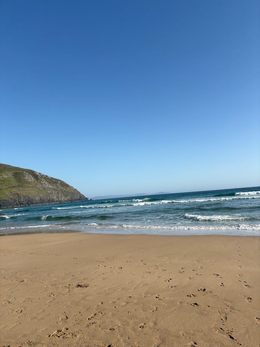 PCD_07's tweet photo. Comhghairdeas ó chroí le Niamh Nic Dhomhnaill agus Máiréad Ní Dhubhaigh ar bronnadh An Gradam Gaeltachta ó Thobar Dhuibhne orthu ag ócáid bhronnta na hArdteiste le déanaí. Bronnadh an gradam orthu mar aitheantas ar an méid oibre atá déanta acu ar son na Gaelainne sa scoil. https://t.co/qEUaAnv4m2