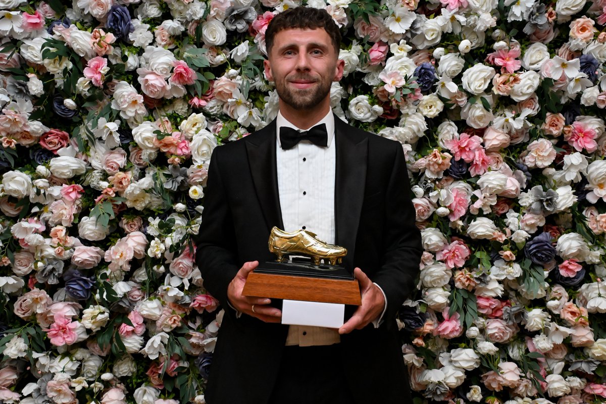 GuernseyFC's tweet photo. Another hat-trick for Murray as Gallienne bags a brace

Murray was awarded the Coaches’ Player of the Year, Manelanders' Player and  voted Players’ Player of the Year.  Gallienne took home Coaches’ Player of the Year &amp; Players’ Player. 

Find out more at: https://t.co/UQUksfOYHo https://t.co/AWb2QrqV9H