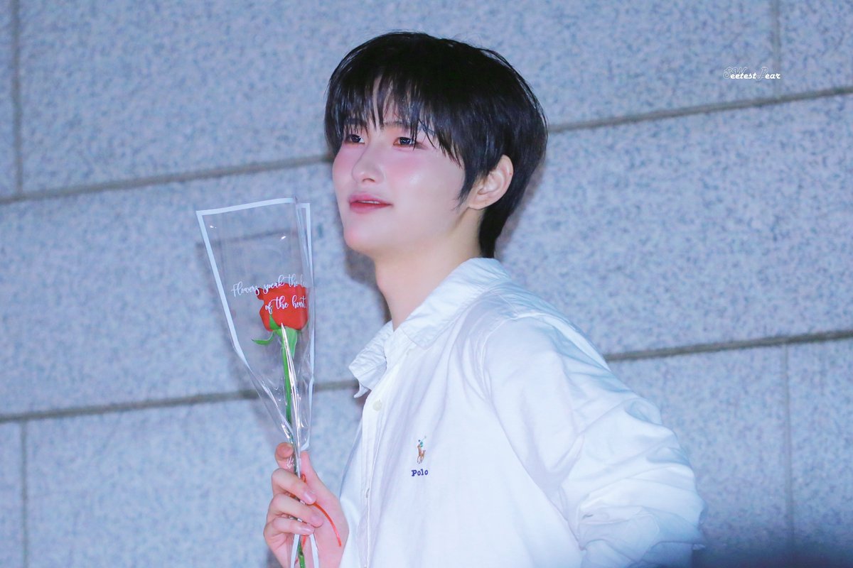SWB_1016's tweet photo. 260528 뮤지컬 로미오와 줄리엣 퇴근길 

"나랑 결혼해줄래? 줄리엣 ..! "🌹

#우빈 #WOOBIN #ウビン 
#우비니_내강아지해
#크래비티 #CRAVITY https://t.co/K1DPJ9IBz4
