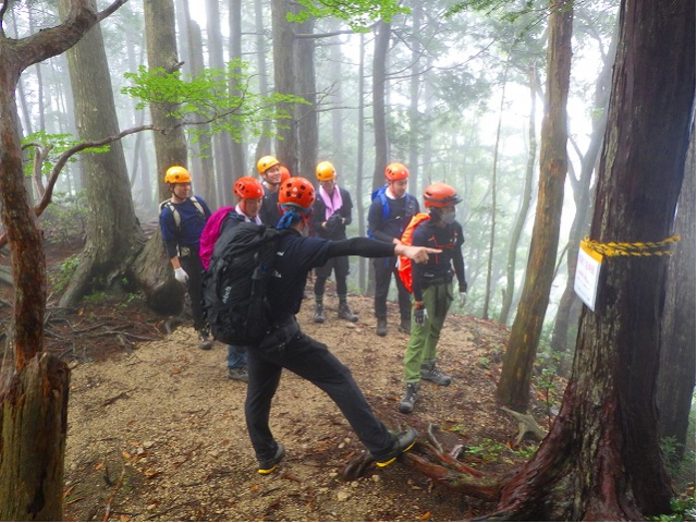 Mpp_mie's tweet photo. 【四日市西署から】
　昨年、山岳事故が多発した御在所岳一の谷新道の登山道で訓練を実施しました🗻
　夏山登山時の熱中症対策として、水分や塩分などを十分に準備をしてください❗
　
＃山岳警備隊ＮＥＷＳ　＃御在所岳　＃遭難事故防止 https://t.co/0WEkTRJ2c1
