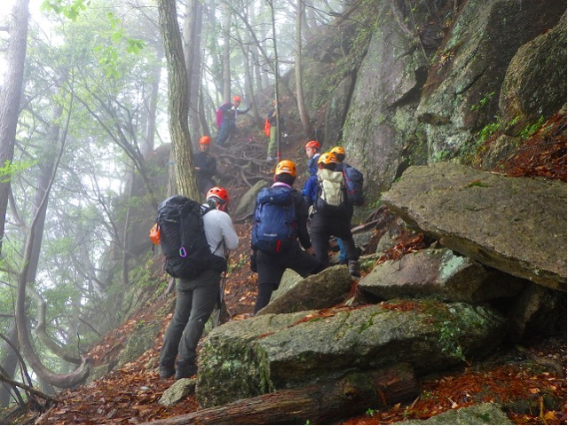 Mpp_mie's tweet photo. 【四日市西署から】
　昨年、山岳事故が多発した御在所岳一の谷新道の登山道で訓練を実施しました🗻
　夏山登山時の熱中症対策として、水分や塩分などを十分に準備をしてください❗
　
＃山岳警備隊ＮＥＷＳ　＃御在所岳　＃遭難事故防止 https://t.co/0WEkTRJ2c1