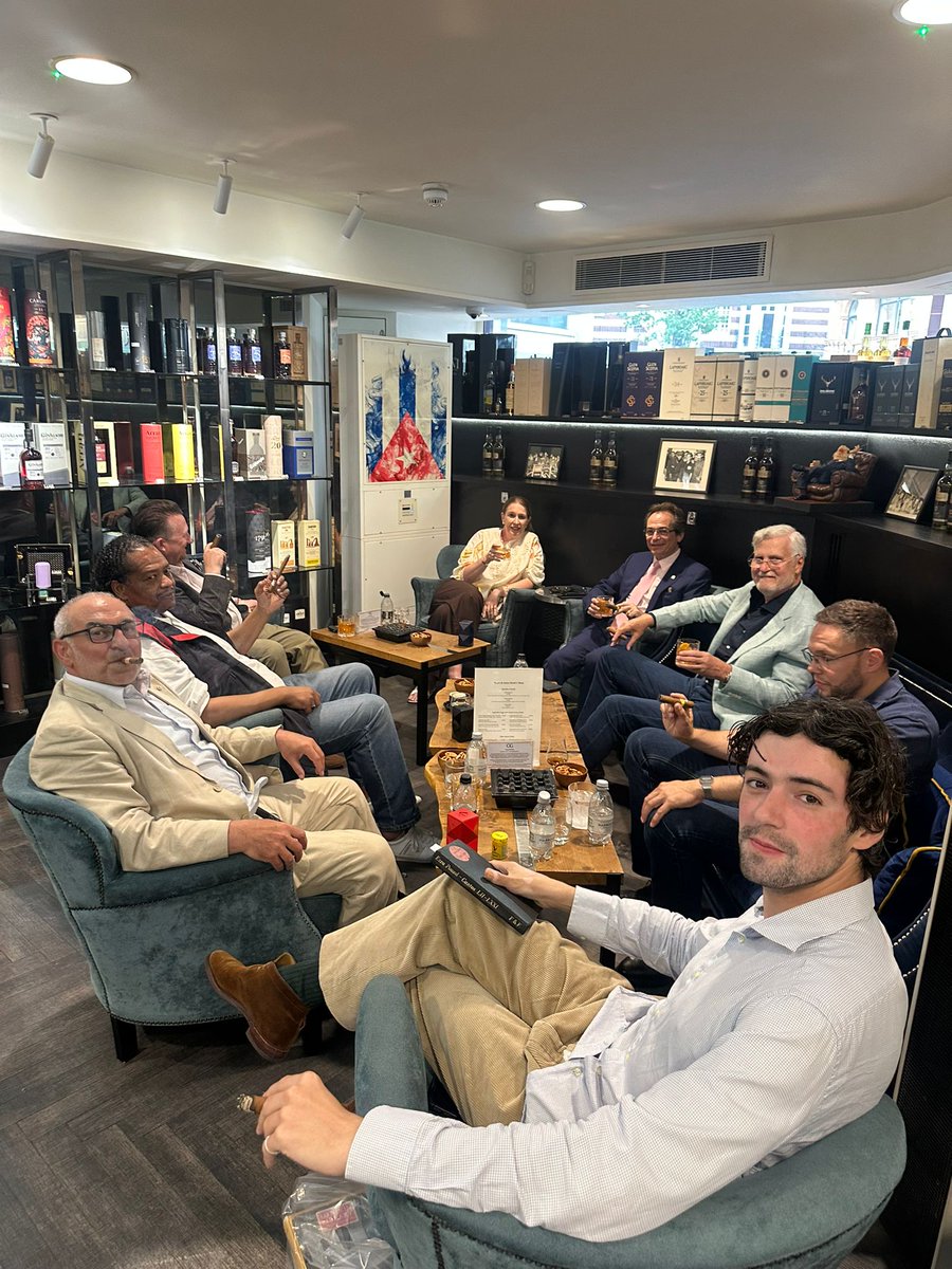 Cgarsltd's tweet photo. Splendid day  and evening with friends, sampling Aladino- Orchant Seleccion https://t.co/hJlbCuGYaC paired with Old Fashioned cocktails ( made with Orchant Selection Cigar Malt of course !)  available at C.Gars - St James,  online and at our other lovely cigar stores https://t.co/pPiS949e4j 🥃😎