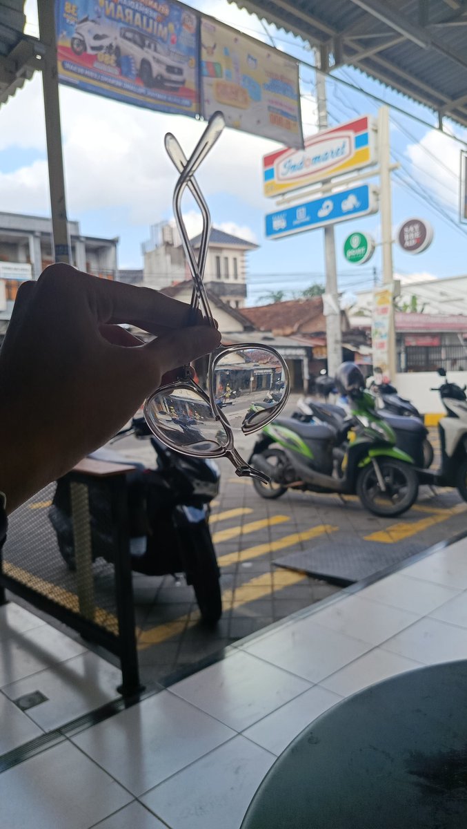 rellionheart's tweet photo. kacamata gw patah pas akhir bulan 🥀 https://t.co/LUpOlo4e3Y