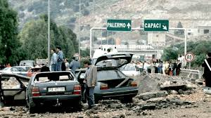 LMPardoAbogado's tweet photo. En los años 90, en Italia, la mafia —infiltrada en las instituciones del Estado— asesinó a magistrados, jueces y fiscales, entre ellos a Falcone y Borsellino. Los silencios cómplices del Estado y de la propia sociedad también participaron en su muerte. 

Ambos tenían en común la lucha contra la corrupción y el impagable servicio a su nación.

En España estamos a las puertas. Se señala a jueces, se ataca a sus familias, se compran voluntades, se naturaliza la corrupción, se organizan cloacas del Estado, se abren expedientes a guardias civiles, se piden sus cabezas e incluso algunos recibimos amenazas.

No cuenten con mi silencio.