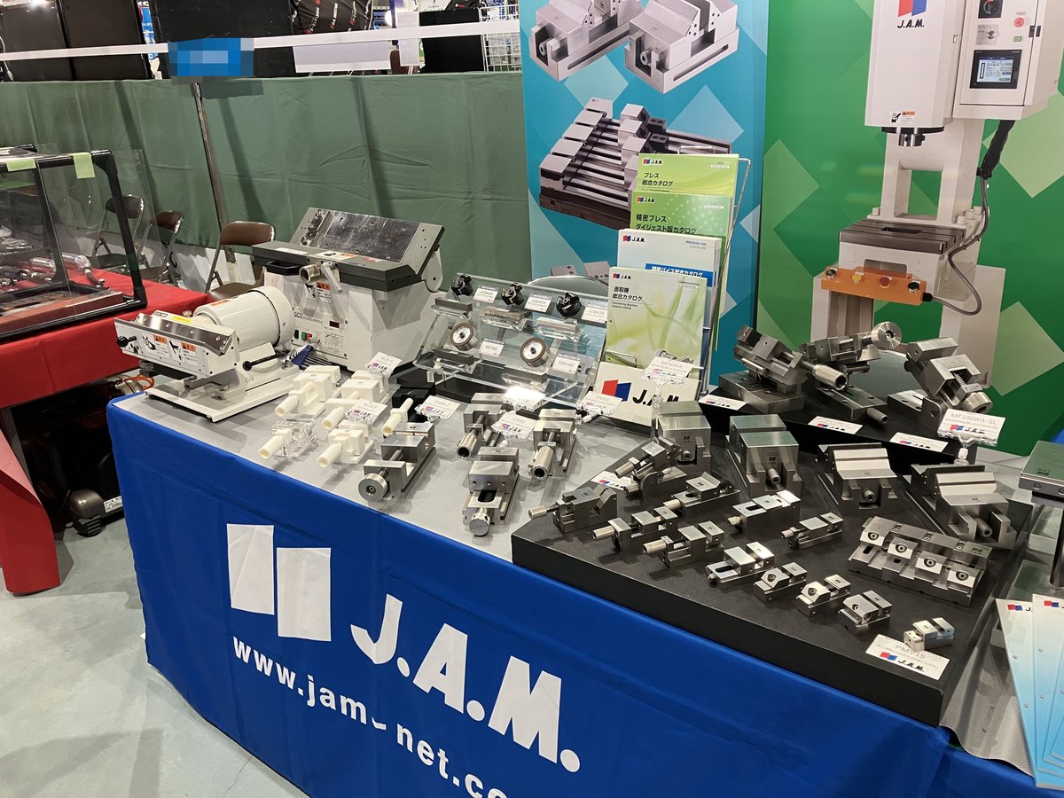 JAMSince1932's tweet photo. こんにちは！#日本オートマチックマシン です！
#東北信どてらい市、開催中です！
大人気シリーズワイヤーカットバイスの新製品「JWS948」展示中✨
調整機能の使いやすさをぜひ実機で体感ください！
リピート率の高い人気商品です👍
部品販売・メンテナンスも対応可！
#JWS948 #ワイヤーカットバイス https://t.co/qs0GGlBUXK