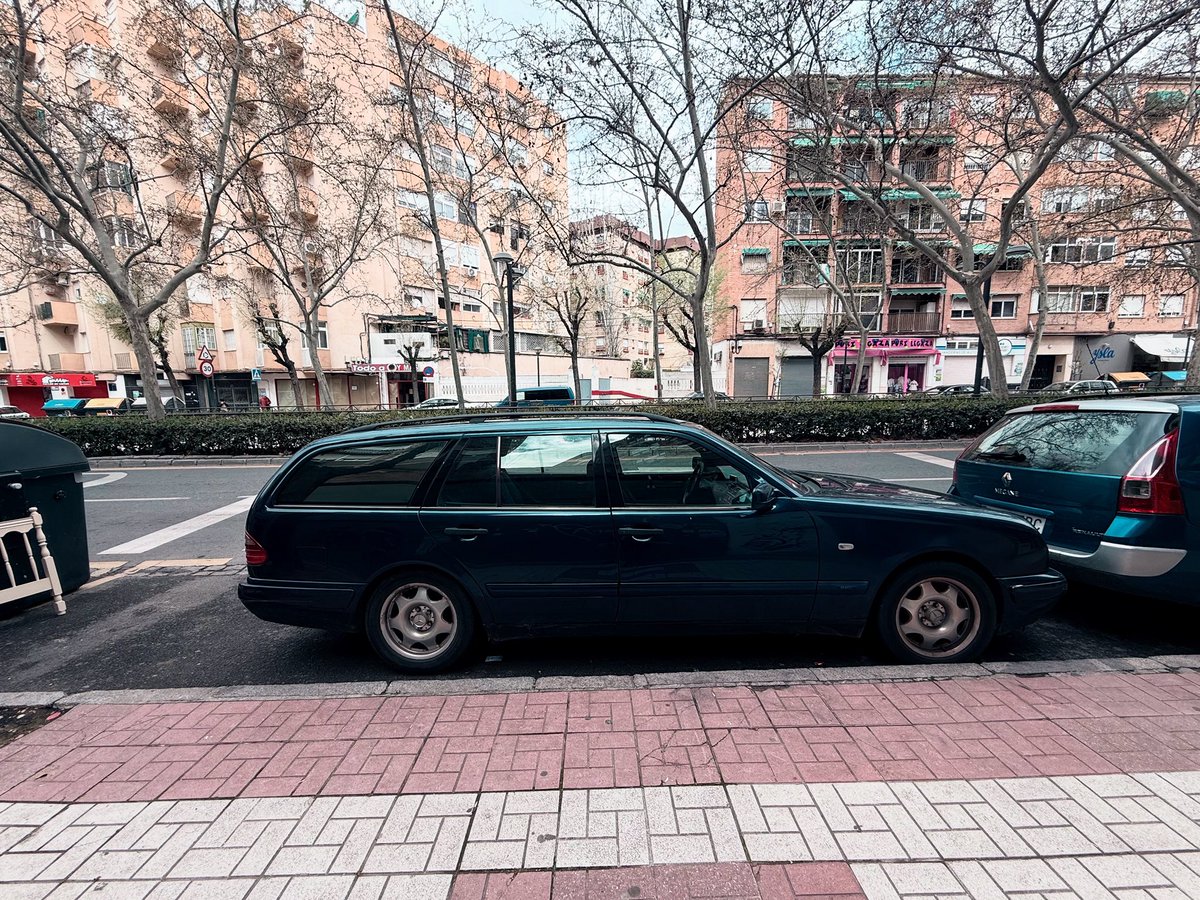 cobravo's tweet photo. #mercedes https://t.co/pkHk9Nn5Zv