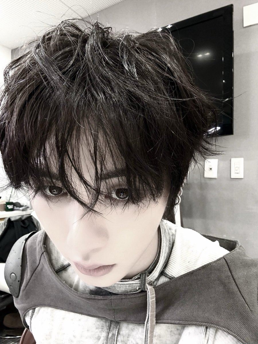 Taesxan's tweet photo. Haired down or half–slicked back? I seriously
can’t decide :(: one makes me look softer and
the other  changes  my  whole look. % Lowkey
thinking about switching it up more often. 🔄
Which one suits me better? https://t.co/HewcfIQcNq