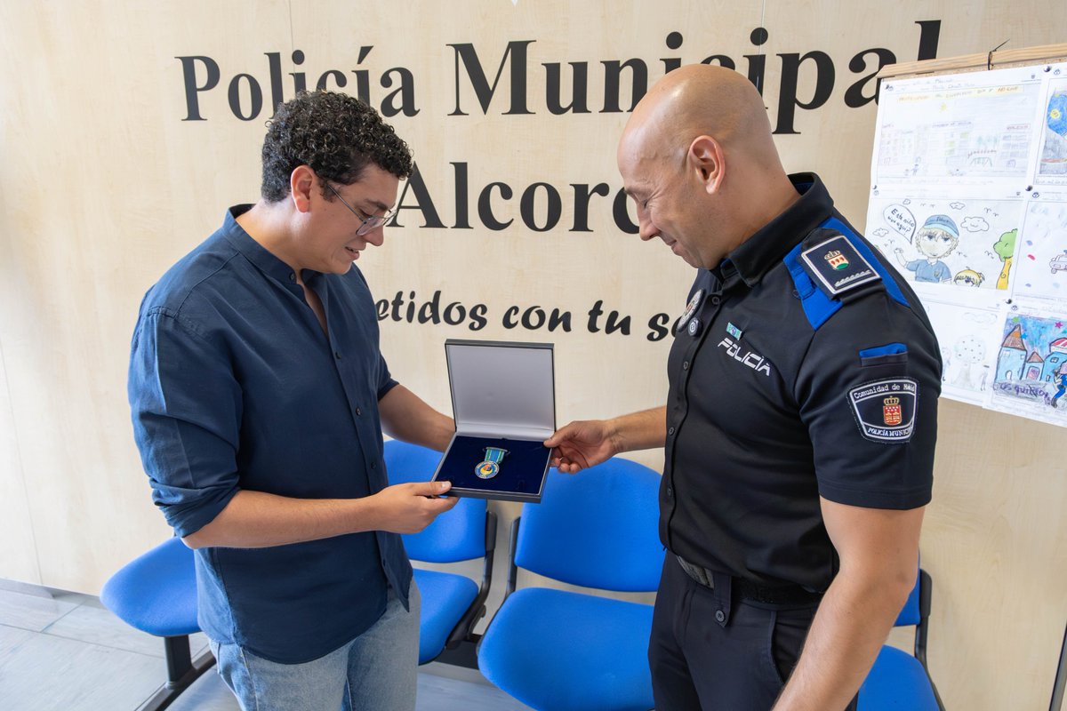 DavidLopezAlc's tweet photo. #Alcorcón tiene motivos para sentirse orgulloso.

Un agente de nuestra @PoliciaAlcorcon, David, ha sido reconocido con la Medalla de Oro a la Protección Animal de @AnimalesGob por participar en la elaboración de un pionero protocolo contra el maltrato animal.

Un reconocimiento nacional que demuestra el compromiso de nuestra ciudad con el bienestar animal y con una seguridad que también protege a quienes no tienen voz.

Muchas gracias por tu trabajo y tu compromiso por el bienestar animal.