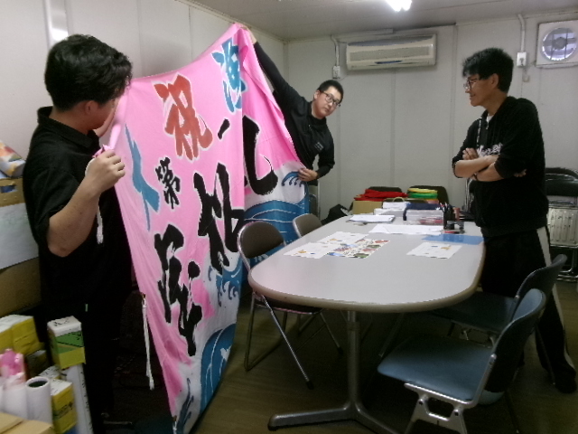 JRC_SW's tweet photo. 【③/6｜おもてなし準備】
当日は駅前で大漁旗がお出迎え。尾鷲らしい明るく賑やかな歓迎を準備しています。歩くだけでなく、人の温かさも感じられるコースに仕上がってきました。
▶https://t.co/S4ndiXpwFV #さわやかウォーキング #尾鷲 https://t.co/R7XqjTiW23