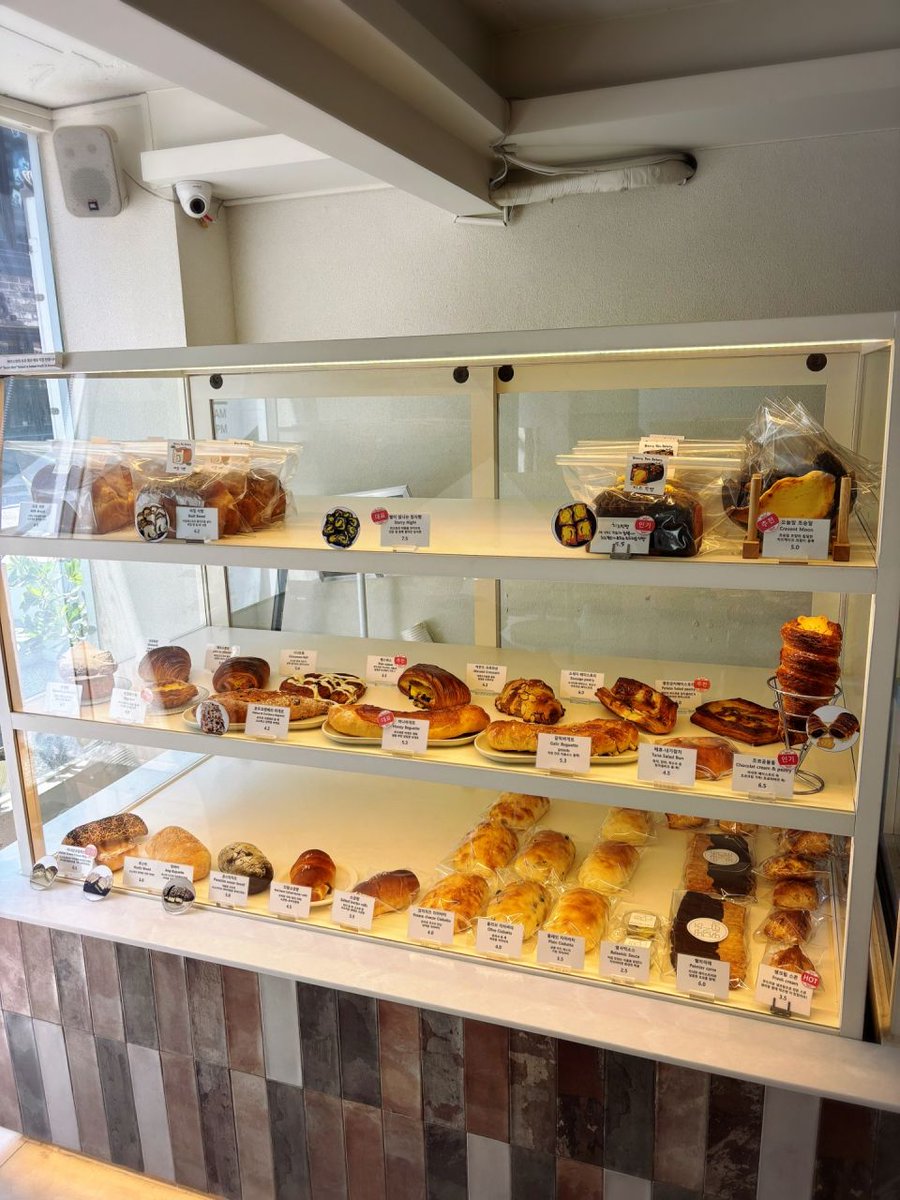 konest's tweet photo. 【注目のお店】Bear＇s Den Bakery

選んだのは星月夜パン
見入ってしまう素晴らしい仕上がりです。
そしてお味も。とっても美味しい。
もう一つは、3種のチーズが流れるチーズビッグパン。
チェダーチーズの強い味で食べ応え充分。

🔽詳細を見る
https://t.co/aSENDaCnuN https://t.co/5VpeC6dP9s