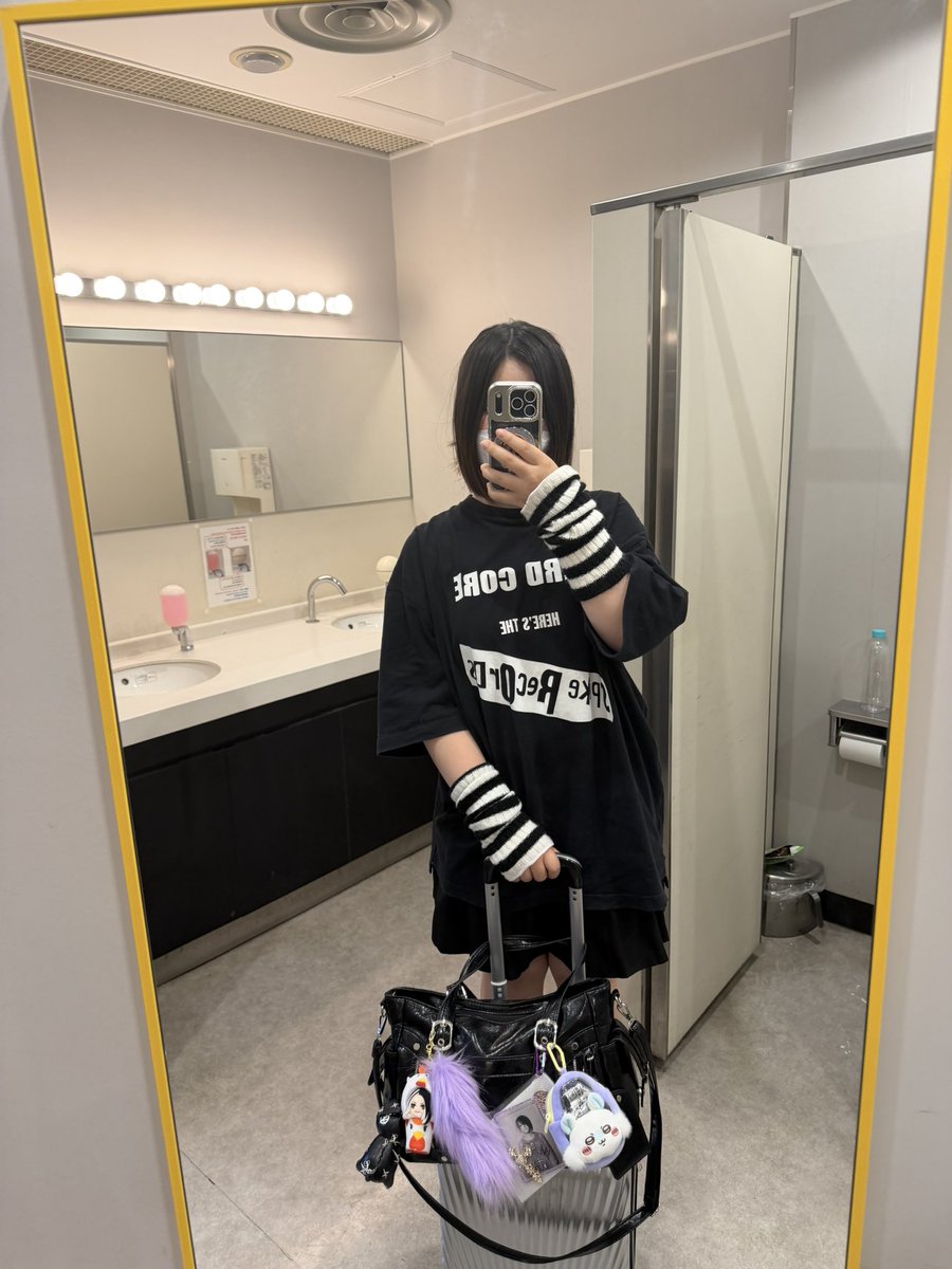 GLAY____GLAYER's tweet photo. スパレコTきて渋谷行ったら海外の方何人からかTシャツ可愛いですね🙂‍↕️って話しかけられた‼️ https://t.co/eq7Urz5sLz