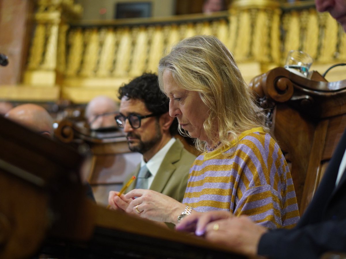 Junts_BCN's tweet photo. ↔️ Comença la sessió extraordinària del #PleBCN del mes de maig per exigir diàleg amb els col·lectius de treballadors municipals en vaga.
💬 @josep_rius: “Quan fallen els serveis públics es debilita la confiança amb l’administració. Cal posar solucions sobre la taula i fer menys declaracions que tensin el conflicte.”