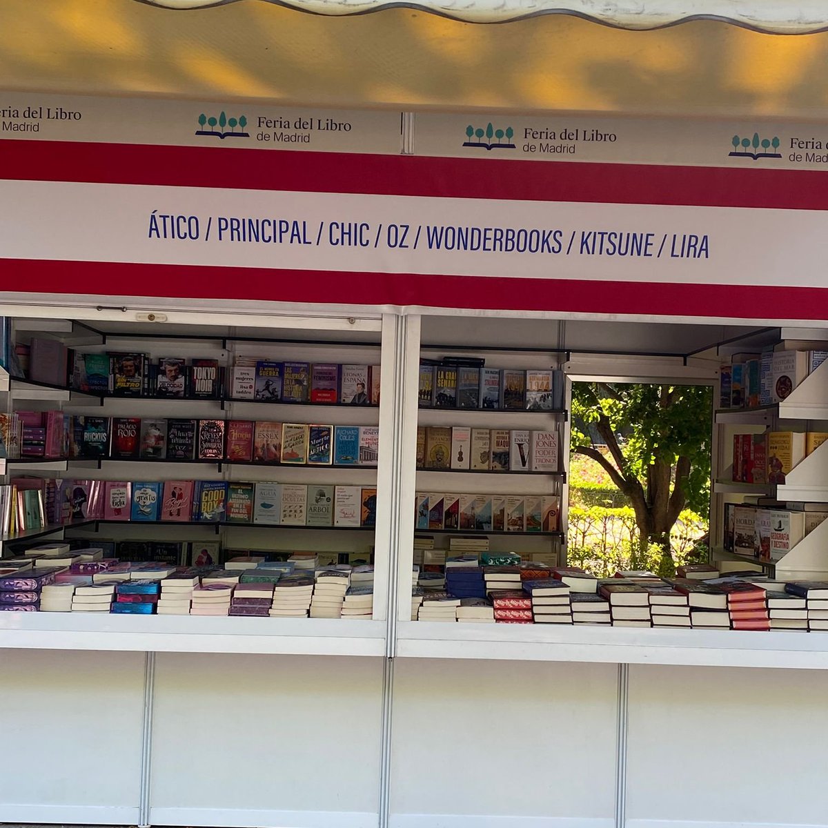 AticoLibros's tweet photo. ¡Hoy es el día! 

Comienza la Feria del Libro de Madrid y os esperamos a partir de las 10:30AM en la caseta 221 (Bloque 29A) con los mejores libros de historia, ensayos, no ficción, novela histórica y cozy crime ✨

#ÁticodelosLibros #FeriadelLibrodeMadrid @udllibros https://t.co/7JH57WdfQU