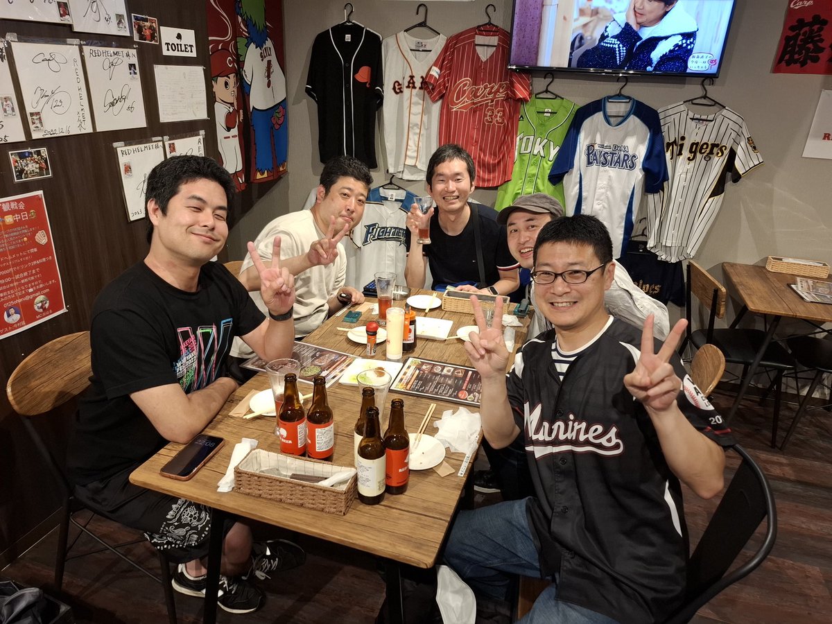 redhelmet_fun's tweet photo. さぁ❕カープ(>_<)交流戦3連敗スタート👀‼️苦しいスタートになりましたが❗店内は両チームファンで、盛り上がりました😁この3連戦お越し頂いた、全てのお客様に感謝申し上げます❕カープ❕意地見せろ❗#レッドヘルメット #広島スポーツバー #カープファン #マリーンズファン #マツダスタジアム近く https://t.co/wRMhs0k2NT