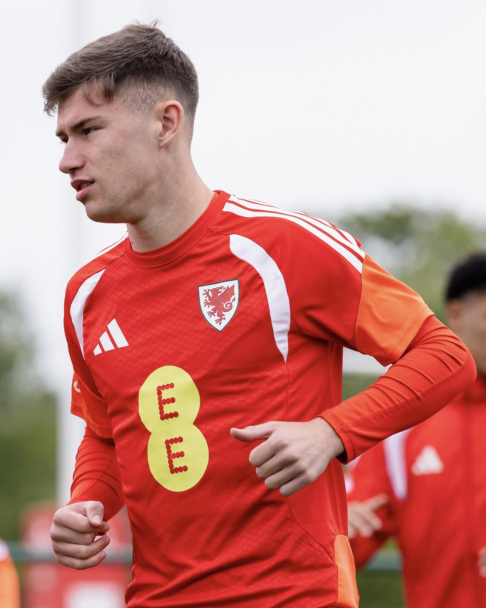 Cymru's tweet photo. DIWEDDARIAD CARFAN 🏴󠁧󠁢󠁷󠁬󠁳󠁿

Cameron Congreve and Ollie Bostock have been called up to the squad to face Ghana and Romania, replacing Harry Wilson and Ben Cabango. https://t.co/eLimovEWjl