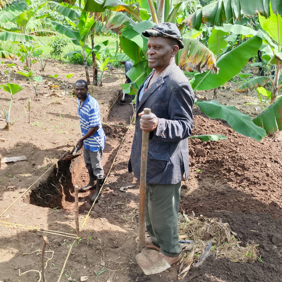 CommonGroundUg's tweet photo. Farmers from Kiboota community, Buhesi Town council, Bunyaganbu district have established a demonstration garden where they have dug trenches for soil and water conservation. This was done during the follow-up support visit on crop and land management. @ISSDUganda @NLinUganda https://t.co/nNVWS0dGgK