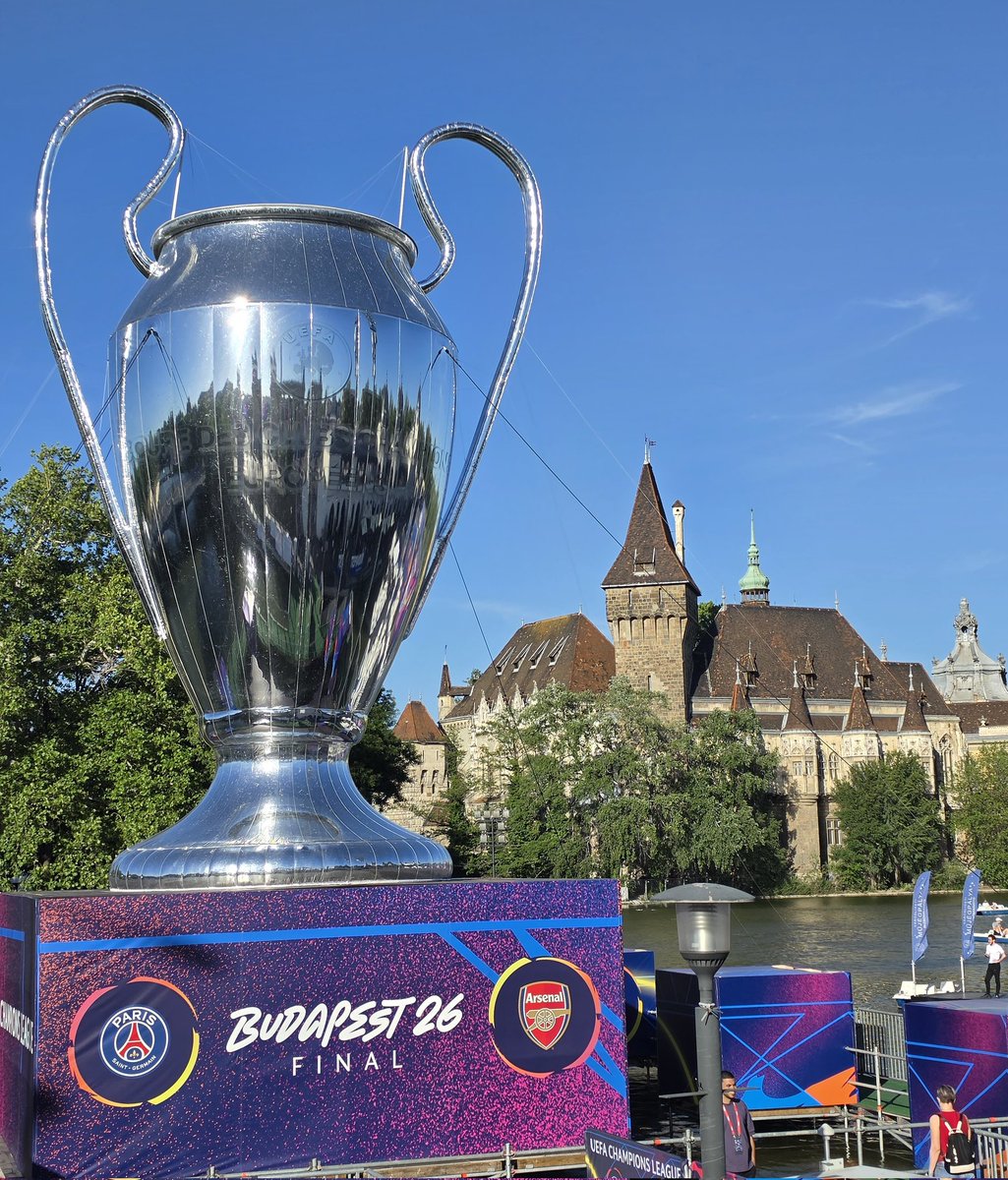 49Highbury49's tweet photo. Just one day away from the final in Budapest... and you can already see the massive difference in the fans' presence across the streets and squares. There's absolutely no comparison—the entire city is painted in red and white! 🔴⚪️ #Budapest2026 #Final

و نحن على بعد يوم واحد من النهائي في بودابست .. يمكنك رؤيه الفارق الكبير بين حضور جماهير الفريقين في الشوارع والساحات .. لا مجال للمقارنة ابدا حيث ان المدينه باكلمها تكتسي باللون الاحمر و الابيض❤️🤍