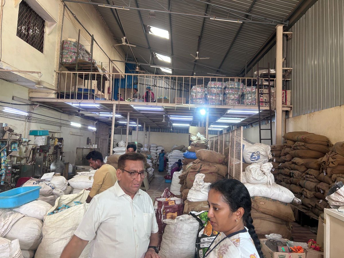 HFastHCP's tweet photo. 🚨 Raid at Silver Spices, Katedhan. Unhygienic storage conditions found during inspection. FIR No. 334/2026 of Mailardevpally PS was already registered against the unit. Matter handed over to FSO Sowmya Reddy for action. #FoodSafety #Hyderabad https://t.co/o9FdPjgJ9d