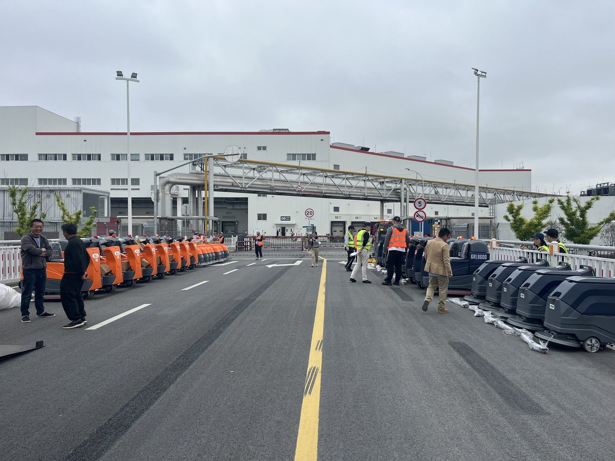 RonlonSeven's tweet photo. Guess who is cleaning Tesla Gigafactory Shanghai?
Ronlon floor scrubbers!!!🥳🥳
Trusted by world-class manufacturers for powerful performance, durability, and efficiency.🤝🤝🤝
#tesla #ronlon #floorscrubber #floorcleaning https://t.co/OTlFnTX9lz