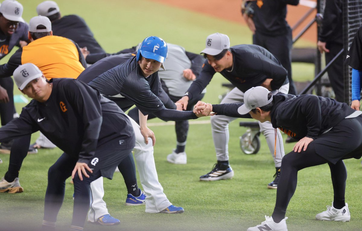 miyazaki_hochi's tweet photo. Gナインに混ざって
先輩をお手伝い🙌😊

#浅間大基 #松本剛 
#lovefighters https://t.co/WwA94cOYVy