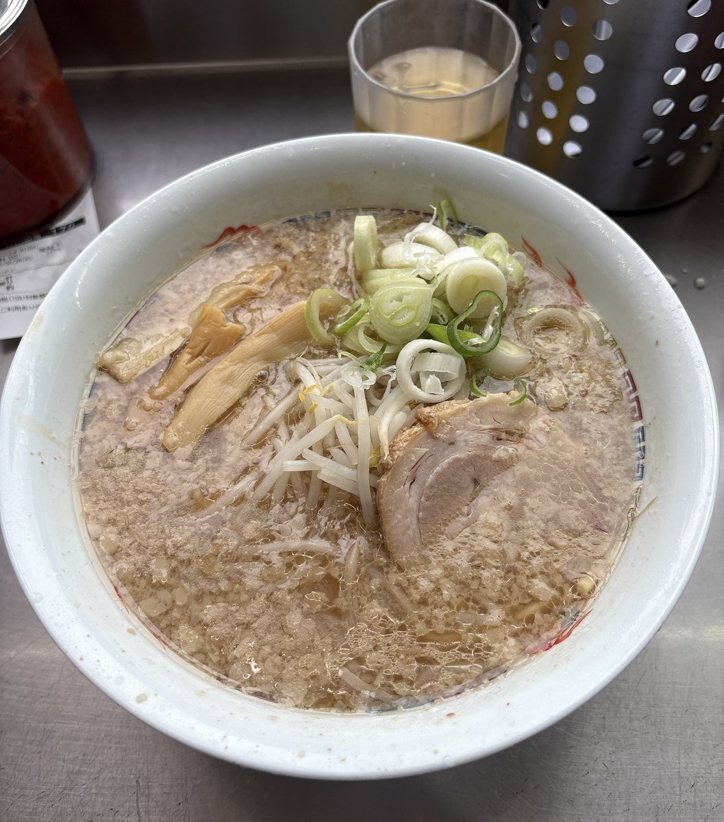 bubugotokyo's tweet photo. 4/28 千駄ヶ谷のホープ軒でラーメンです。豚骨醤油の背脂ラーメンです。家系ラーメンの元祖のようなタイプです。麺もスープも昔から変わらずです。ぶつ切りのネギも入れ放題です。美味しく懐かしい一杯でした。
ごちそうさまでした。 https://t.co/KT4MVsF2uv
