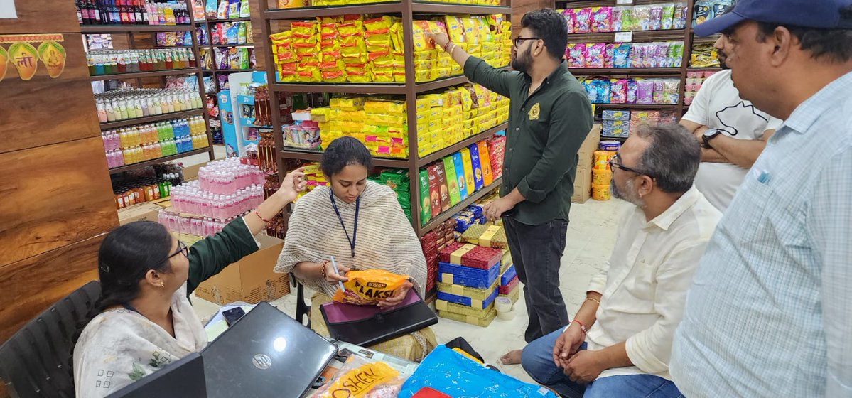 HFastHCP's tweet photo. 🚨 Raid conducted at FOR HEALTHY YOU, Begum Bazar. Officials found repacking/manufacturing  without proper FSSAI license, missing importer &amp; allergen details on dry fruit packages, non-maintenance of pest control and workers’ medical records. Handed over to FSO Sowmya Reddy https://t.co/vtNhX7h8WE