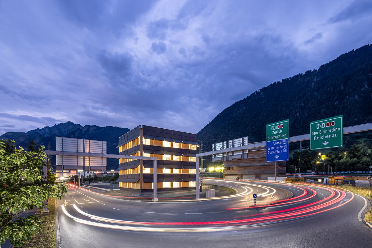 worldarchitects's tweet photo. #SelectedProject — The new Graubünden cantonal police traffic control center by Comamala Ismail Architectes in Chur, Switzerland, combines wood, clay, concrete, and a solar facade in a showcase of sustainable construction.
https://t.co/AzgZo1pnG6
📸 © Ingo Rasp
#waofficial https://t.co/uJBIEma0d1