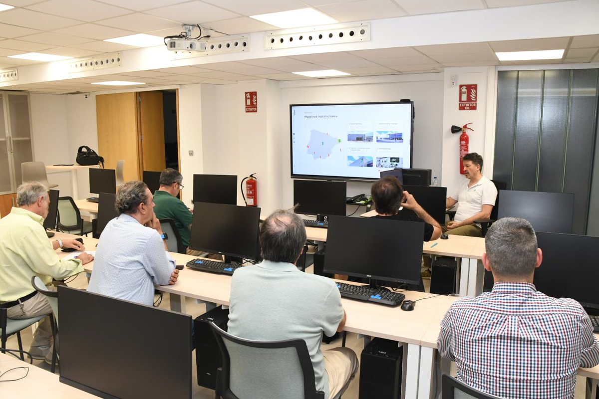 Siber's tweet photo. La semana pasada, Siber Academy estuvo presente en dos jornadas técnicas presenciales en Colegios Oficiales de Ingenieros Técnicos Industriales 🍃

Formación, conocimiento y ventilación eficiente, de la mano de nuestros técnicos.
#SiberAcademy #VentilacionMecanica https://t.co/hUVdmhSm2d