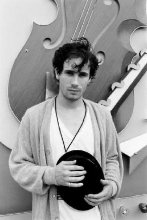 pillolerock's tweet photo. “Jeff fu uno dei più grandi compositori
 del decennio” 
(Bob Dylan)

La sera del 29 maggio 1997,
Jeff Buckley, mentre era a bordo di
un furgone guidato dal suo roadie
Keith Foti, passando lungo le rive del Wolf River, un affluente del Mississippi,
chiese all'autista di fermarsi,
perché aveva voglia di fare un bagno.
Jeff si immerse nel fiume tenendo
addosso i vestiti e gli stivali,
nuotando e canticchiando il ritornello
di “Whole Lotta Love” dei Led Zeppelin,
la sua band preferita. Nello stesso
momento in cui stava transitando un
battello, che probabilmente creò un
gorgo che risucchiò il cantante,
Jeff scomparve dalla vista di Keith Foti,
il quale chiamò la polizia che dopo
aver effettuato un dragaggio della zona, non trovò nulla.
#JeffBuckley #pillolerock