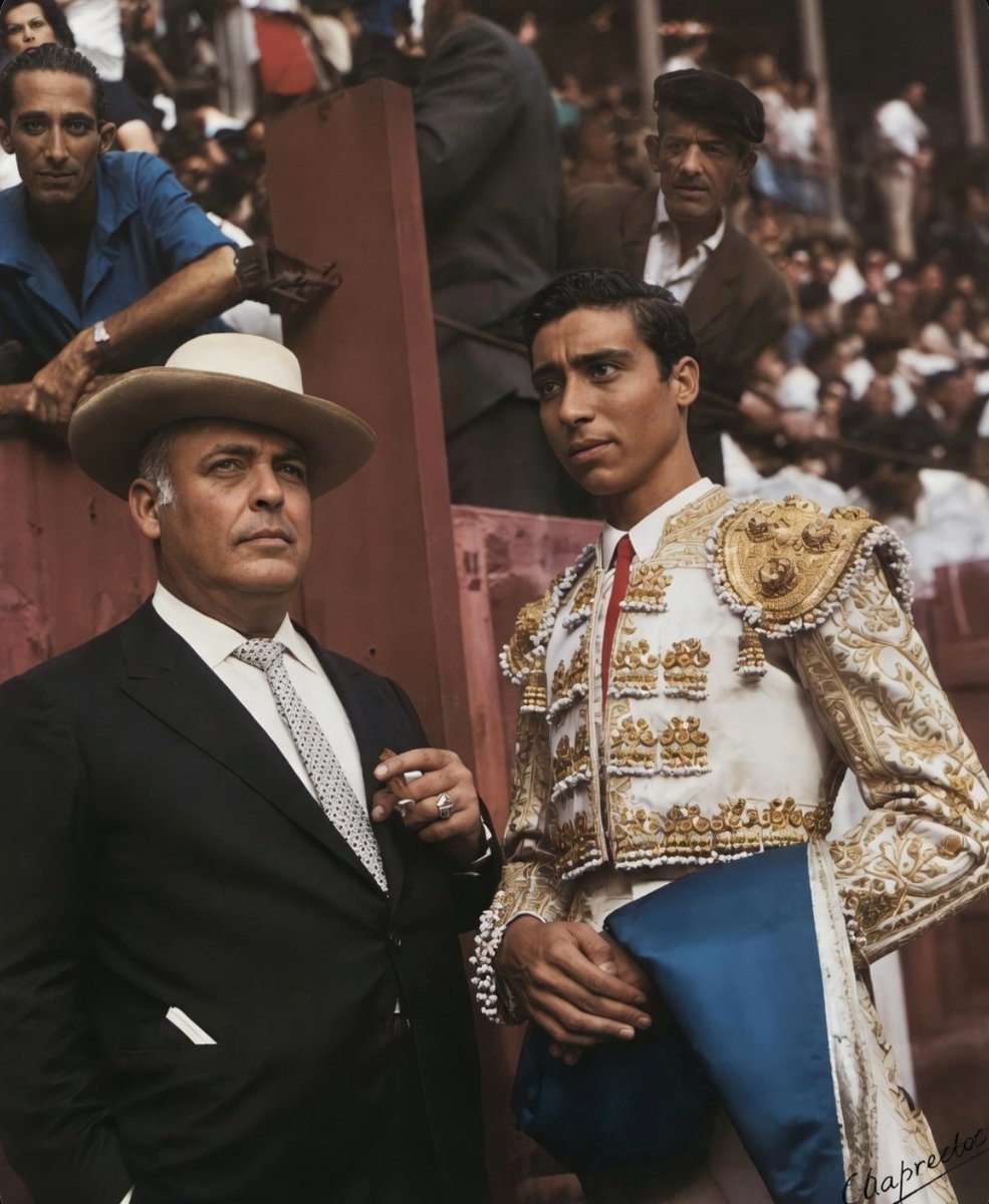 beatrice_marge's tweet photo. Tal día como hoy en Sevilla el 29 de mayo de 2023 fallece 

🗡️ José Fuentes 

Descubierto por "El Pipo" se casó con su hija.
"El Pipo" lo aclamó con ese grito:
"Linares se lo llevó, Linares nos lo devuelve."

🎥 Las Ventas 
🐂 Victorino Martín https://t.co/XcD6sXPDZn