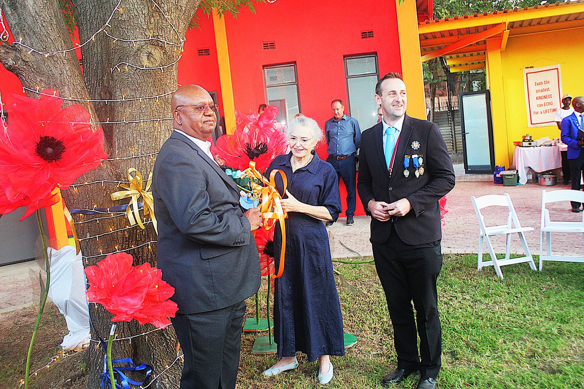 Kidzcan_Zimbo14's tweet photo. Historic night for childhood cancer in Zimbabwe, Rainbow Children’s Village opened, giving
48 caregivers &amp; patients now get free lodging during cancer treatment.
Built with @KidzCanZim, @RoundTable &amp; @MeiklesFoundation.
From 2023, 5→10→9 rooms added.
#ChildhoodCancer #Hope https://t.co/cDKrPl04O9