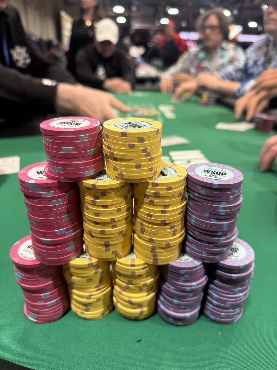 bradjansen6's tweet photo. Bagged chip lead in $1500 7 card stud.

363k 

Back at 1pm to 6/12k limits

Like ten off the $ https://t.co/YTW8uiNs87