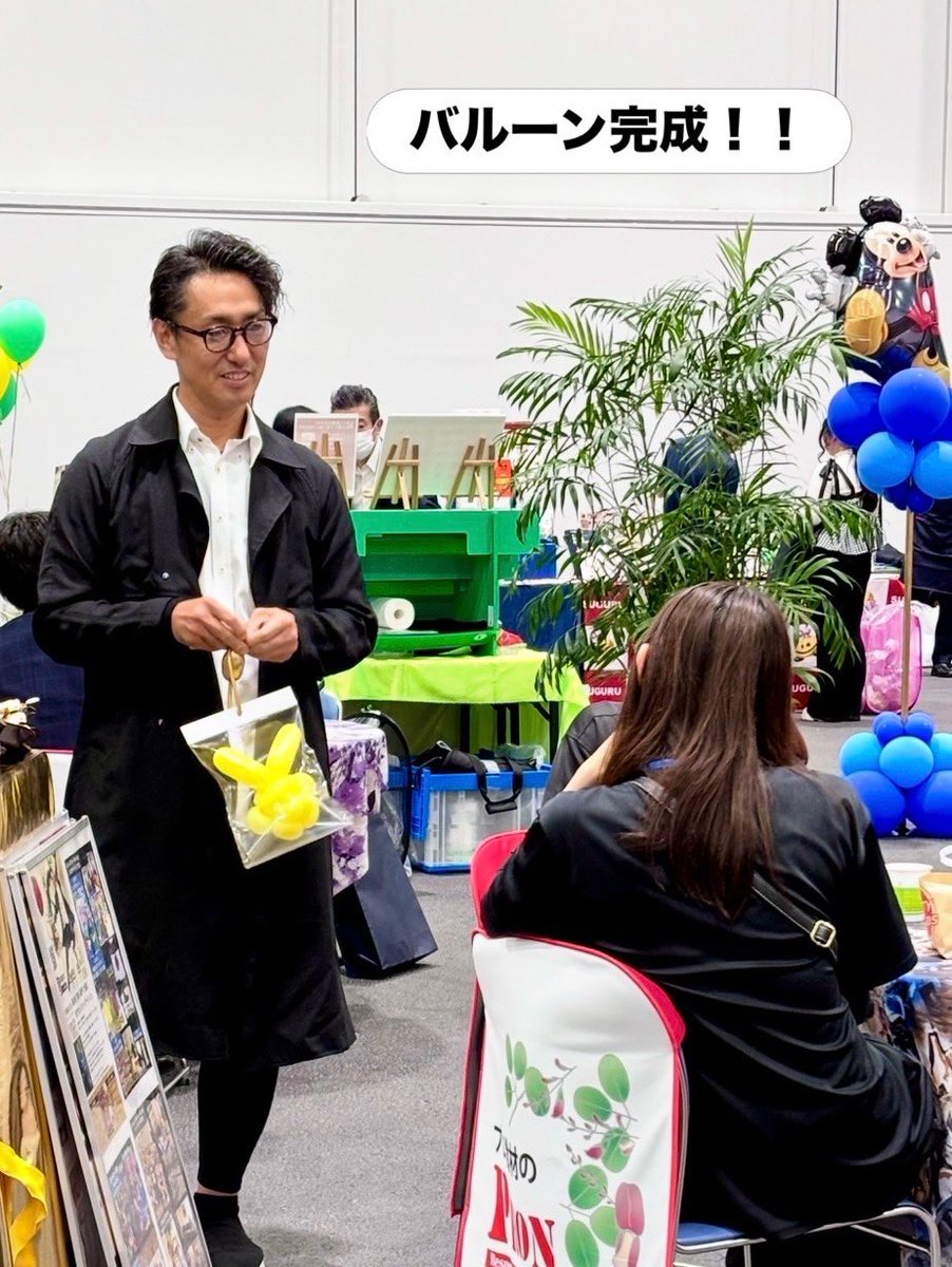 23YOUHEI's tweet photo. 『プロペラ』カラーコーン ジャグリング🤹‍♀️

プロンさま大繁盛展 バルーンフォトスポット🎈完成と共に、本番では。
来場されるお客さまの休憩スペースにて。
バルーンパフォーマーYOHEIがおもてなしさせていただきました。

ご来場の皆様。
出店者の皆様。プロンの皆さま。
ありがとうございました🙏 https://t.co/LIPuQCU6cr