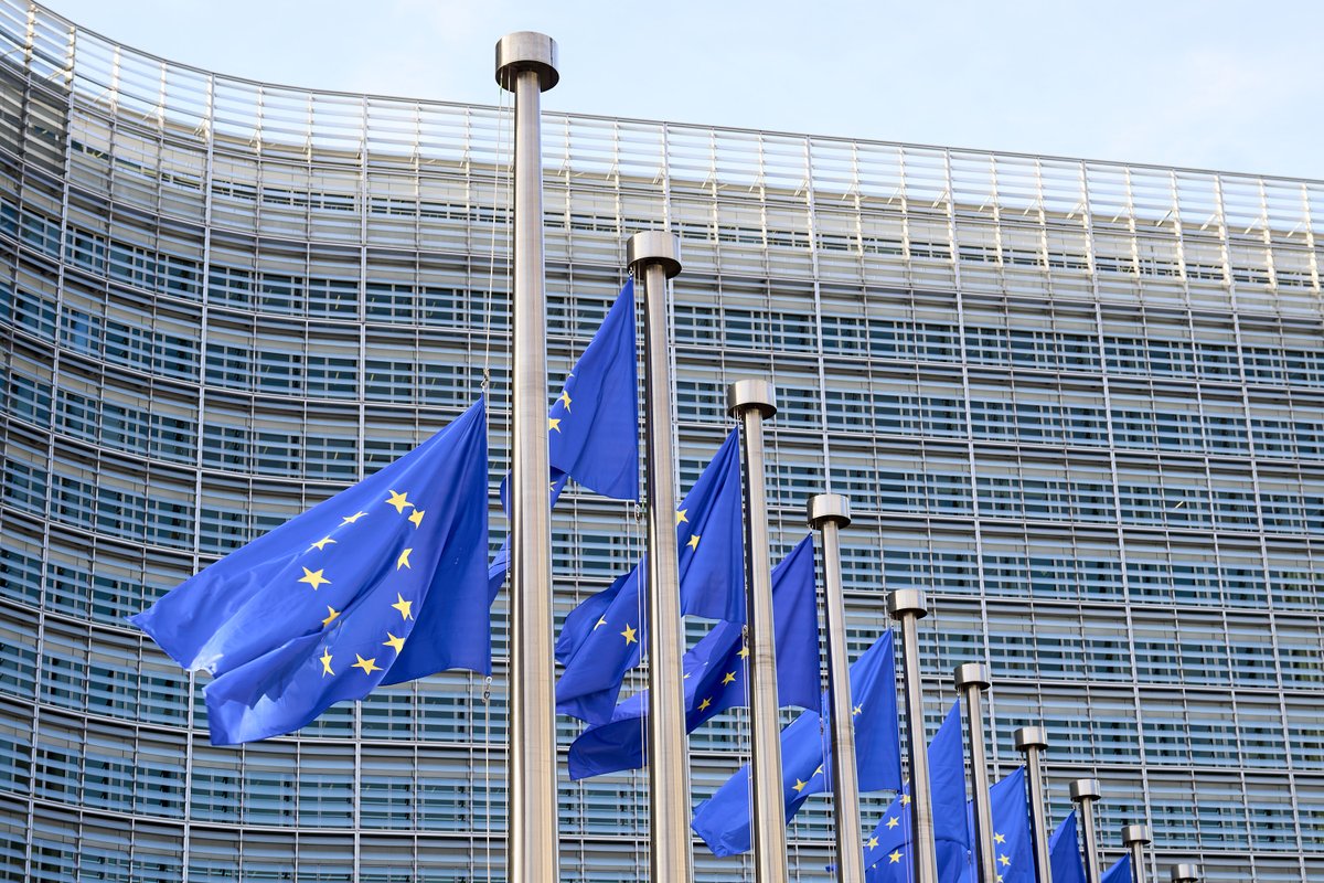 EC_AVService's tweet photo. 🇪🇺 40 years ago today, the EU’s 12-star flag was raised for the first time outside the Berlaymont building in Brussels.

Today, it stands as powerful symbol of unity, identity, and cultural heritage.

Find photos, videos and archive footage👇
https://t.co/VmVf2RsUka https://t.co/VzftrQHl0I