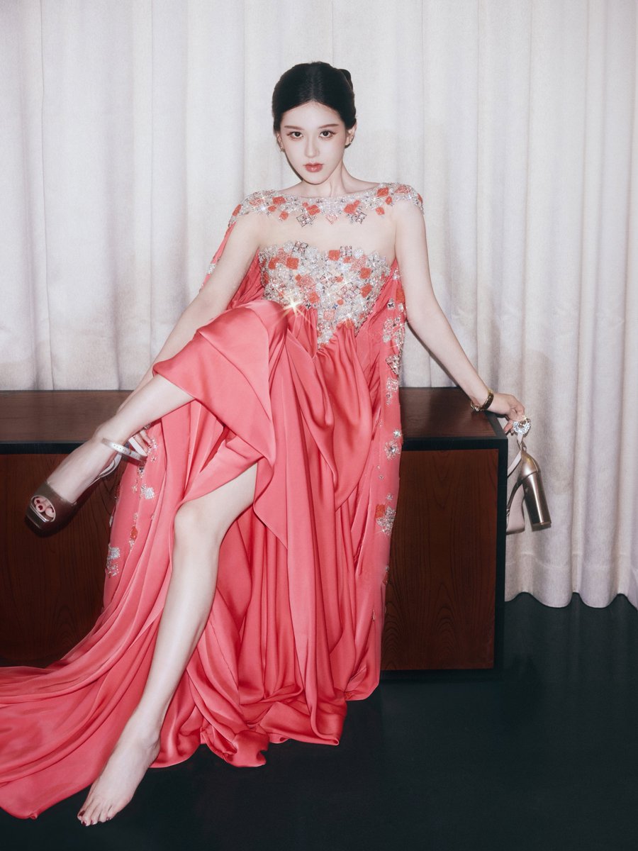 ForCdrama's tweet photo. #ZhaoLusi for Vogue Vacation event. https://t.co/UwW4NH76xE