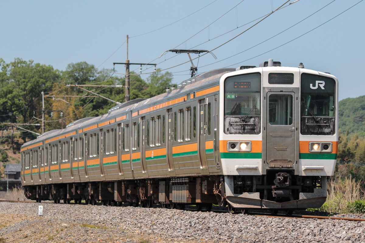 ArrowCrossing's tweet photo. 211系C16編成②
普通車はA9・A10編成の前期車の組み合わせでした。この2編成、ワイパー付け根辺りが日焼けになっていた珍しい編成でしたが、C16編成になったときにA10のクハ(6号車)以外は塗られてしまいました。4連化したときに日焼け顔が見れましたが、OM入場した際にこちらも塗られてしまいました。 https://t.co/iN9sM91nIa