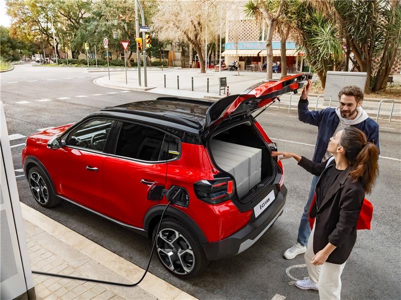 CitroenUKPR's tweet photo. @CitroenUK has announced new offers across its light commercial vehicle (LCV) range that bring electric vans in line with diesel equivalents on monthly cost, making it easier than ever for small businesses to make the switch to electric.

👉 https://t.co/eyi8hfs18l https://t.co/kPm0SKizmZ