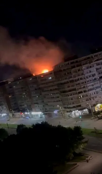 brave_romania's tweet photo. 🇷🇴 A drone crashed into an apartment building in Galați, Romania. 

Two people were lightly injured. 

The Ministry of National Defence (MAPN) is investigating the incident. https://t.co/bP73eHp4hX