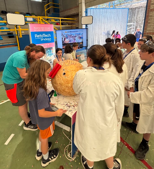 RetoTech's tweet photo. 🇪🇦 #RetoTech España ¡Ayer vivimos un día estupendo en el Festival RetoTech de Aragón! ¡Vimos mucho talento y mucha ilusión! 
G-R-A-C-I-A-S a todos los profes y alumnos que lo hicieron posible💙 #EspírituRetoTech @FundacionEndesa 📸👇 https://t.co/BoMrC4s4rv