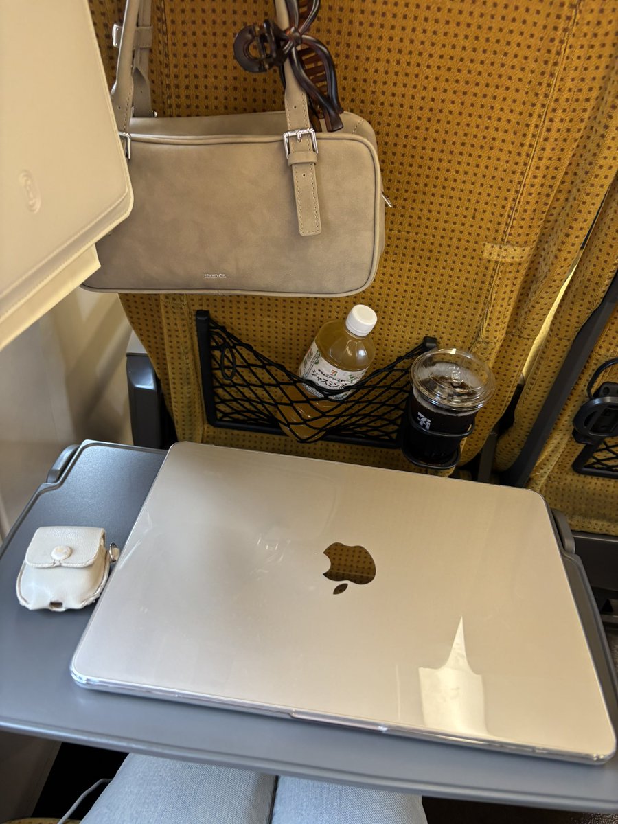 yuru_snswork's tweet photo. これから4時間新幹🚅to 東京🗼🔥
やりたいことまだまだおわてない！
ぶちかます、、、、、 https://t.co/81VYFhPsL1