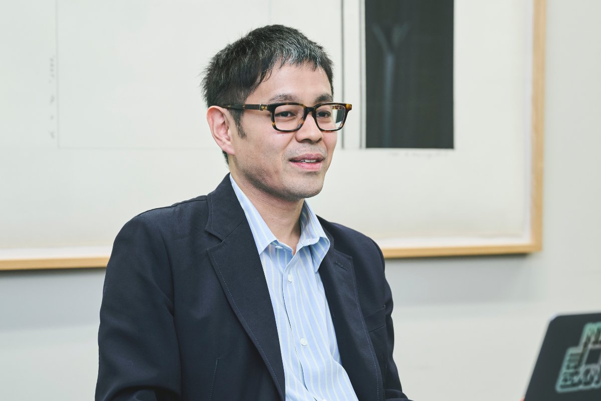 mikotama_law's tweet photo. ニューヨーク在住のエンタメロー弁護士が語るグローバル法務の最前線
エンタメ×海外展開の法律実務（後編）
【インタビュー／久勇介弁護士】

https://t.co/aw3ts2IrPA

三村小松法律事務所に所属しながらニューヨークを拠点にエンタメ×海外展開案件を手がける久勇介弁護士。経済産業省模倣品対策室への出向、スポーツ動画配信大手DAZNでのインハウス経験、ニューヨーク・ロースクールへの留学、カリフォルニアのエンタメ特化ブティック事務所での実務を経て、現在は日米双方の法制度に精通したエンタメ弁護士としてクライアントの法務を支援しています。
本記事では、久弁護士にこれまでのキャリア形成や現在の実務内容に加え、日本企業が海外展開を進める際に直面しやすい法務上の課題についても話を伺いました。

後編ではインハウス経験を踏まえた法務部門との向き合い方、外部弁護士を活用する実践的なコツ、そして弁護士としての理想像と個人的なエンタメへの情熱に迫ります。

https://t.co/aw3ts2IrPA

#三村小松法律事務所 #Mikotama #弁護士 #久勇介 #ブロードウェイ