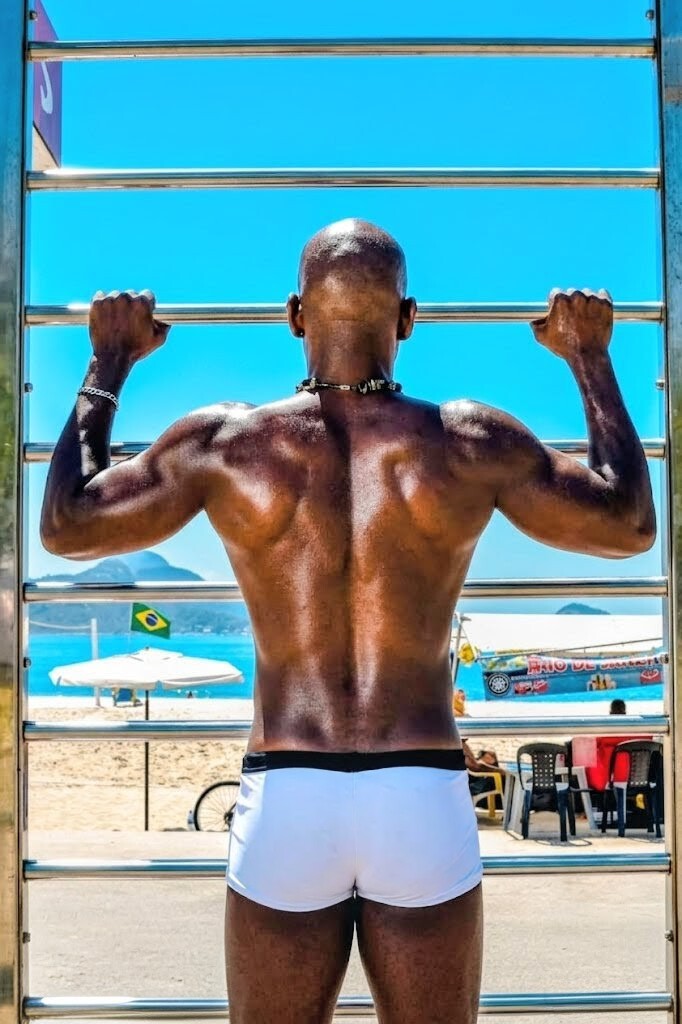 Maxcarioca49's tweet photo. Quem vê a foto em paz olhando a paisagem nem imagina o tanto que eu reclamei durante o treino minutos atrás.💪🏿😜 https://t.co/rDiaVj5gk6