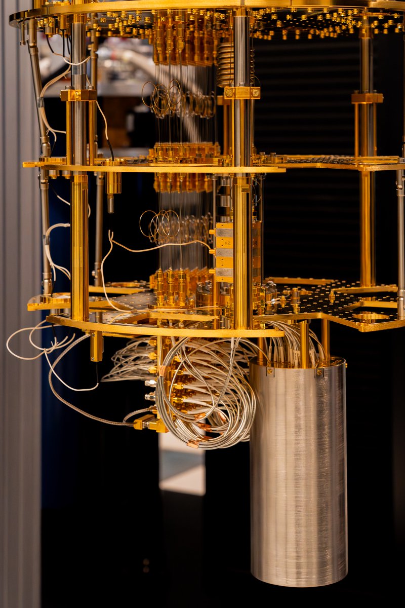 QuantumSpain_ES's tweet photo. 💘 Quantum Spain ha encontrado su media naranja cuántica.
El @BSC_CNS inauguró ayer el EuroQCS-Spain, su tercer ordenador cuántico — y el primero de carácter analógico. La partición cuántica del centro ya está completa. ⚛️
🔗 Más info: https://t.co/C3ts1N62wa https://t.co/N9AU2RICcF
